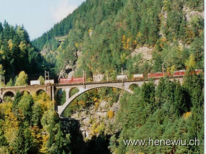 Gotthard 15.jpg - Güterzug auf der mittleren Meienreuss - Brücke